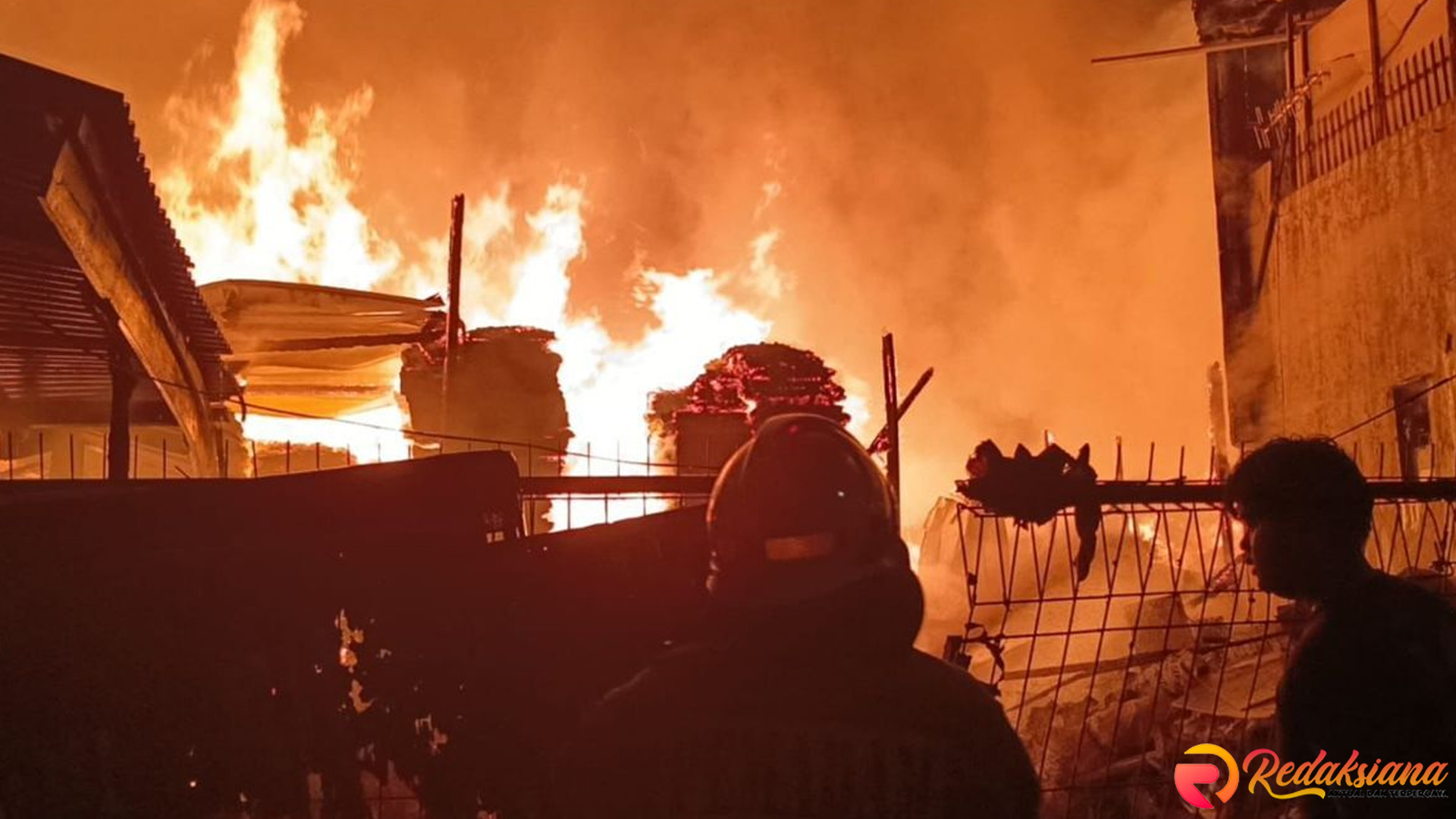 Terbakar! Gudang Triplek Cipinang Diserbu Pemadam Api