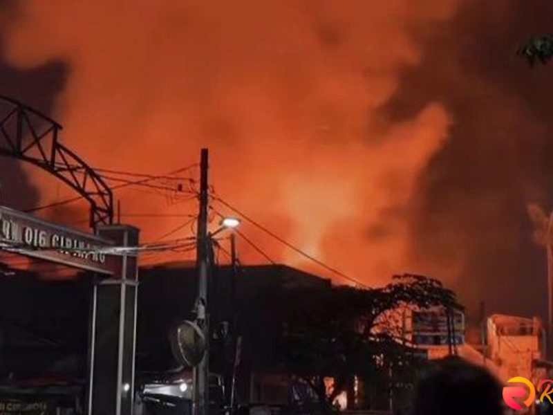 Terbakar! Gudang Triplek Cipinang Diserbu Pemadam Api