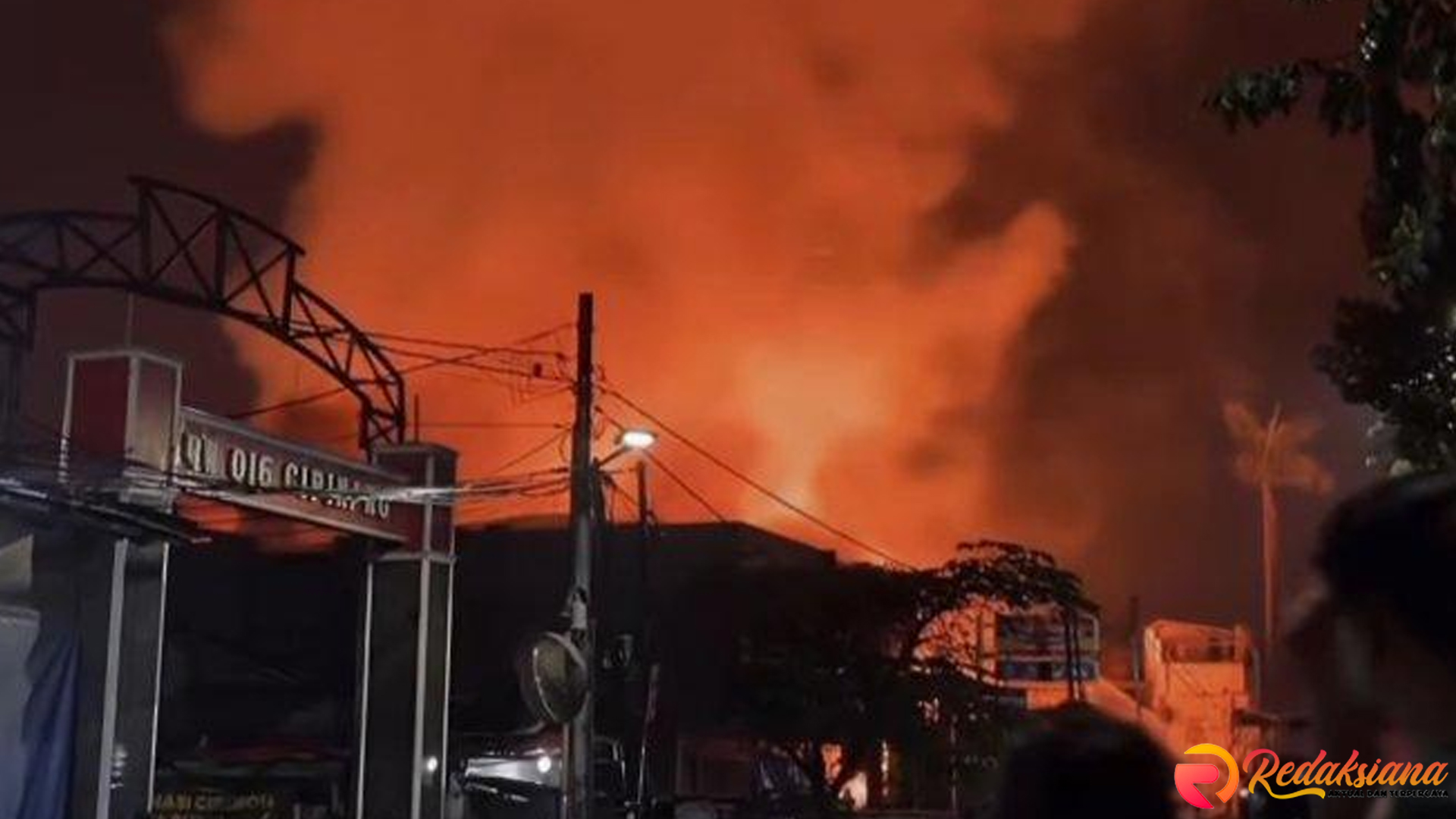 Terbakar! Gudang Triplek Cipinang Diserbu Pemadam Api