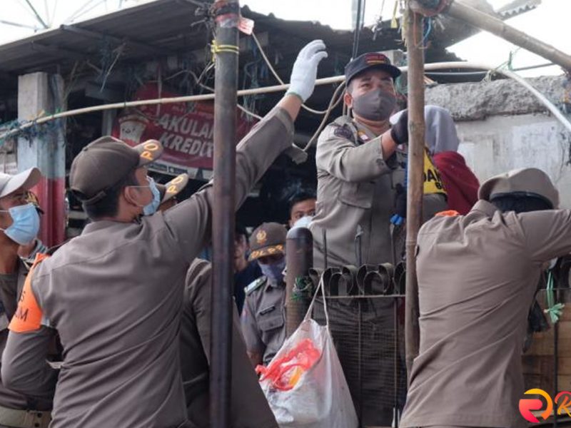 Satpol PP Beraksi, 35 Lapak PKL Biang Macet di Depok Dihapus