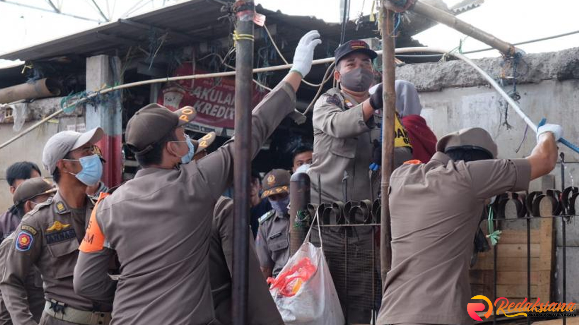Satpol PP Beraksi, 35 Lapak PKL Biang Macet di Depok Dihapus