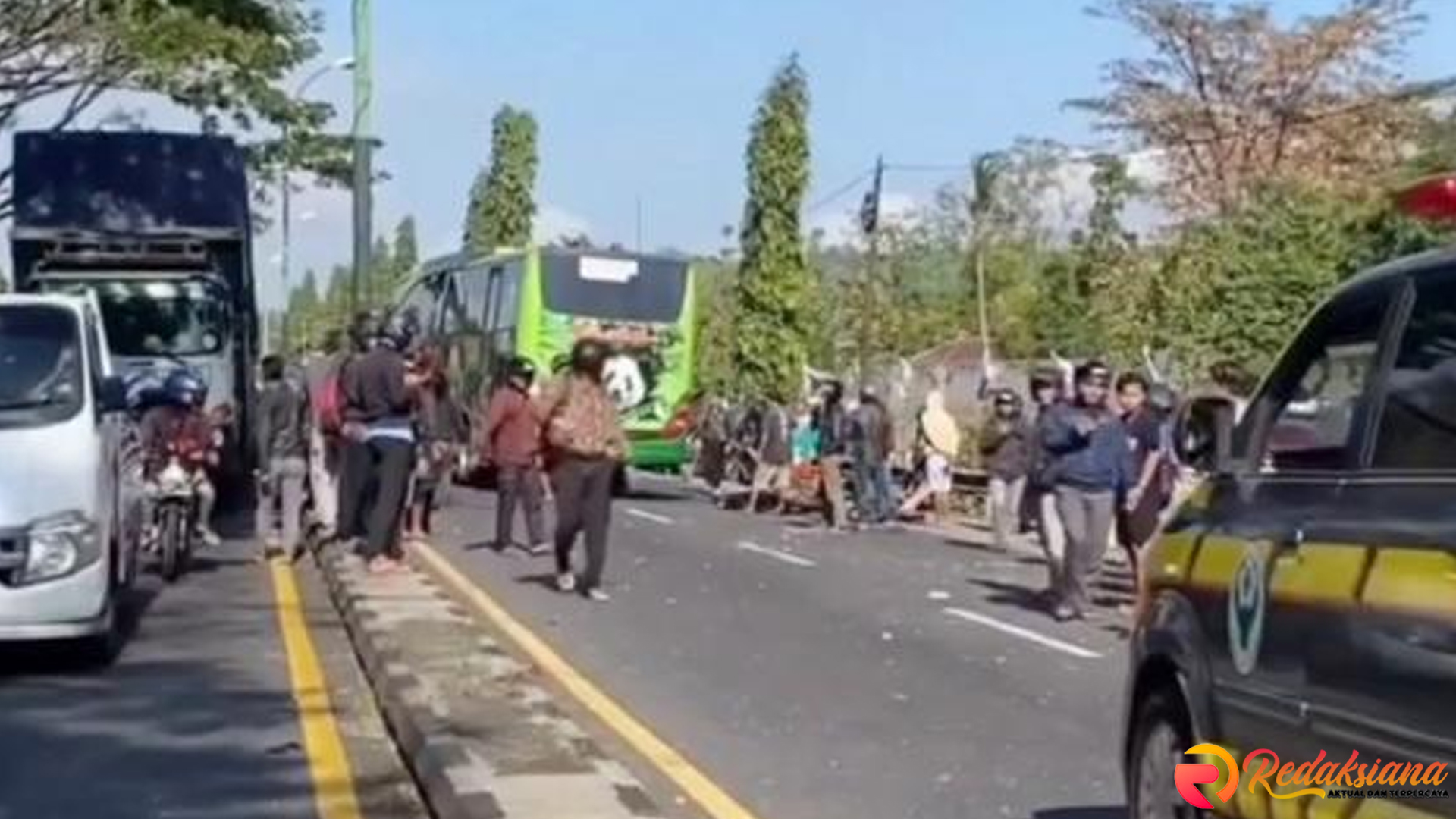 Tragedi Pasuruan Kecelakaan Maut Bikin Jalan Berlumuran Korban