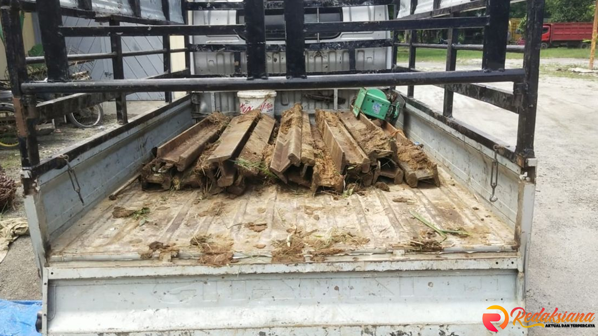 Rel Terenggut, Pikap Melaju: Kisah Pencurian Besi di Asahan