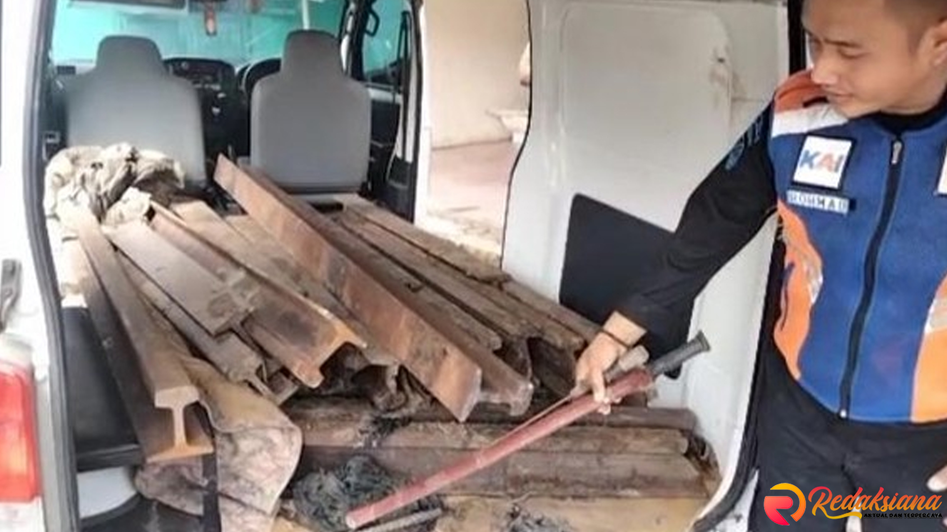 Rel Terenggut, Pikap Melaju: Kisah Pencurian Besi di Asahan