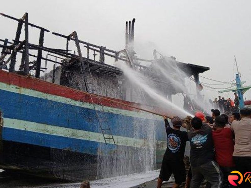 Kebakaran Kapal Motor Timbul Barokah Gegerkan Tegalsari