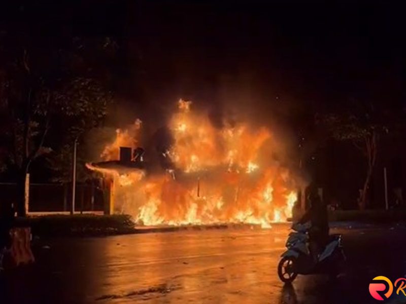 Jakarta Memanas: 5 Hal Menarik Halte dan Gerbang Tol Dibakar