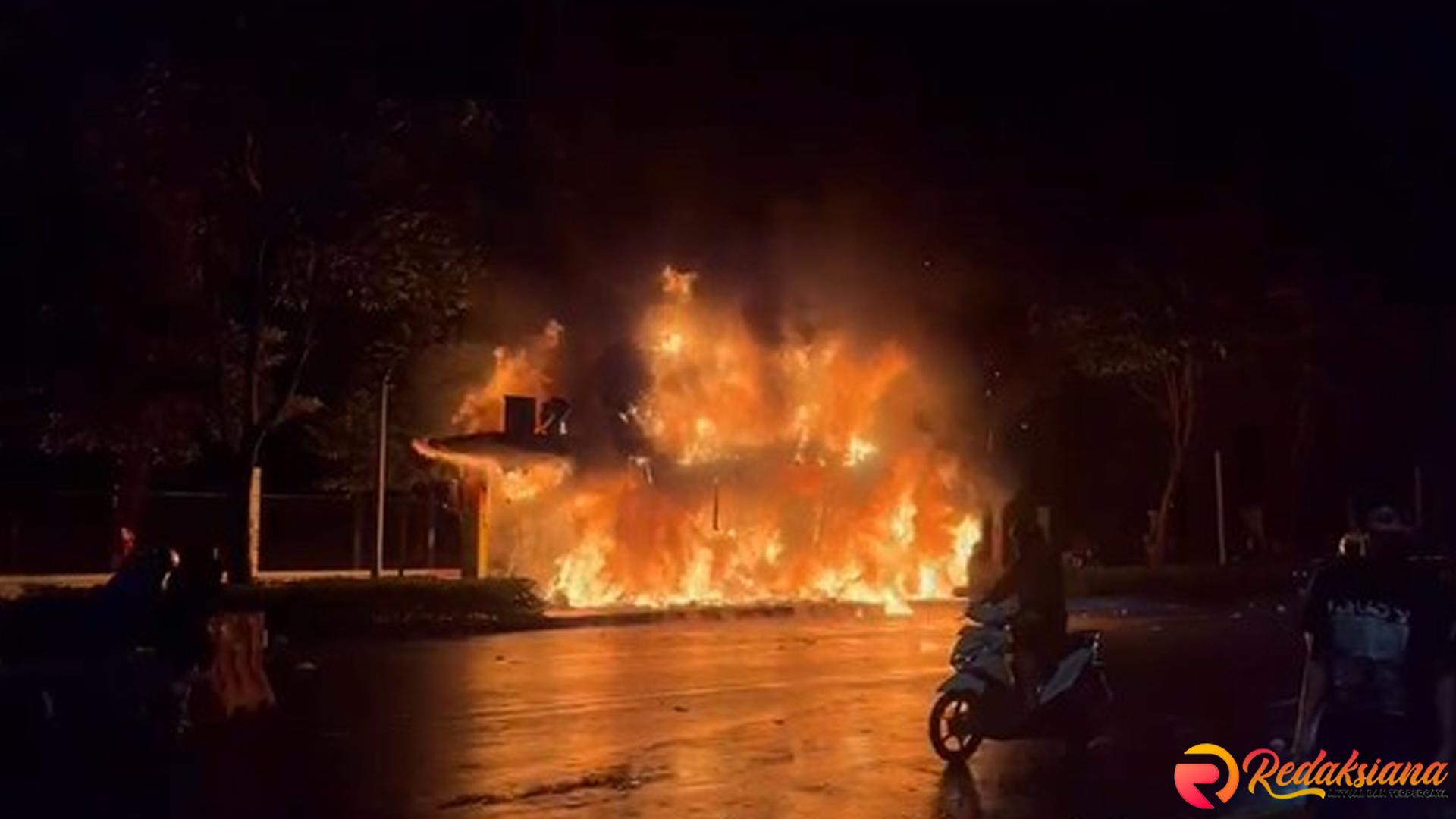 Jakarta Memanas: 5 Hal Menarik Halte dan Gerbang Tol Dibakar