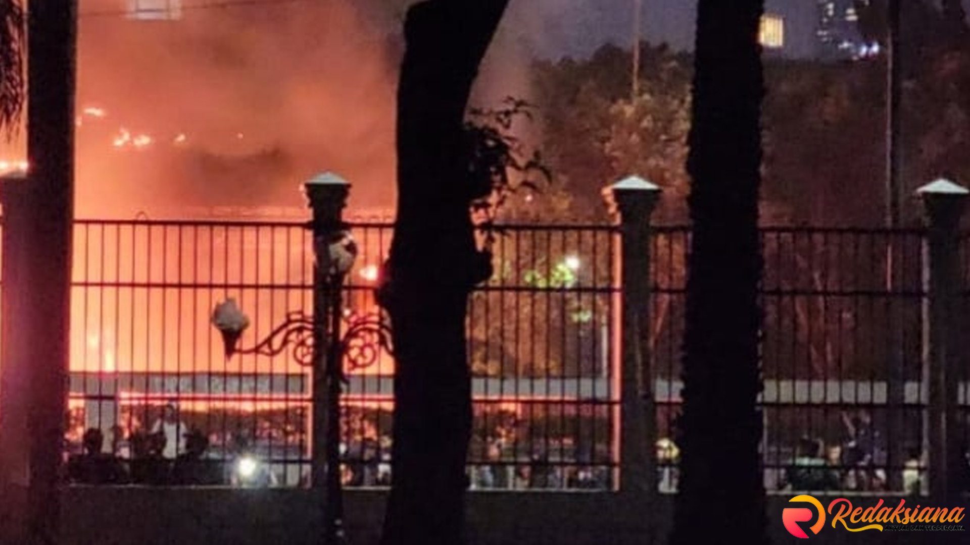 Jakarta Memanas: 5 Hal Menarik Halte dan Gerbang Tol Dibakar