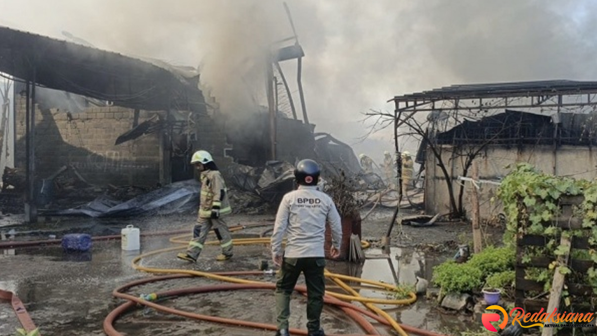 Serpong Utara: Pabrik Konstruksi Terbakar, 5 Karyawan Ketakutan