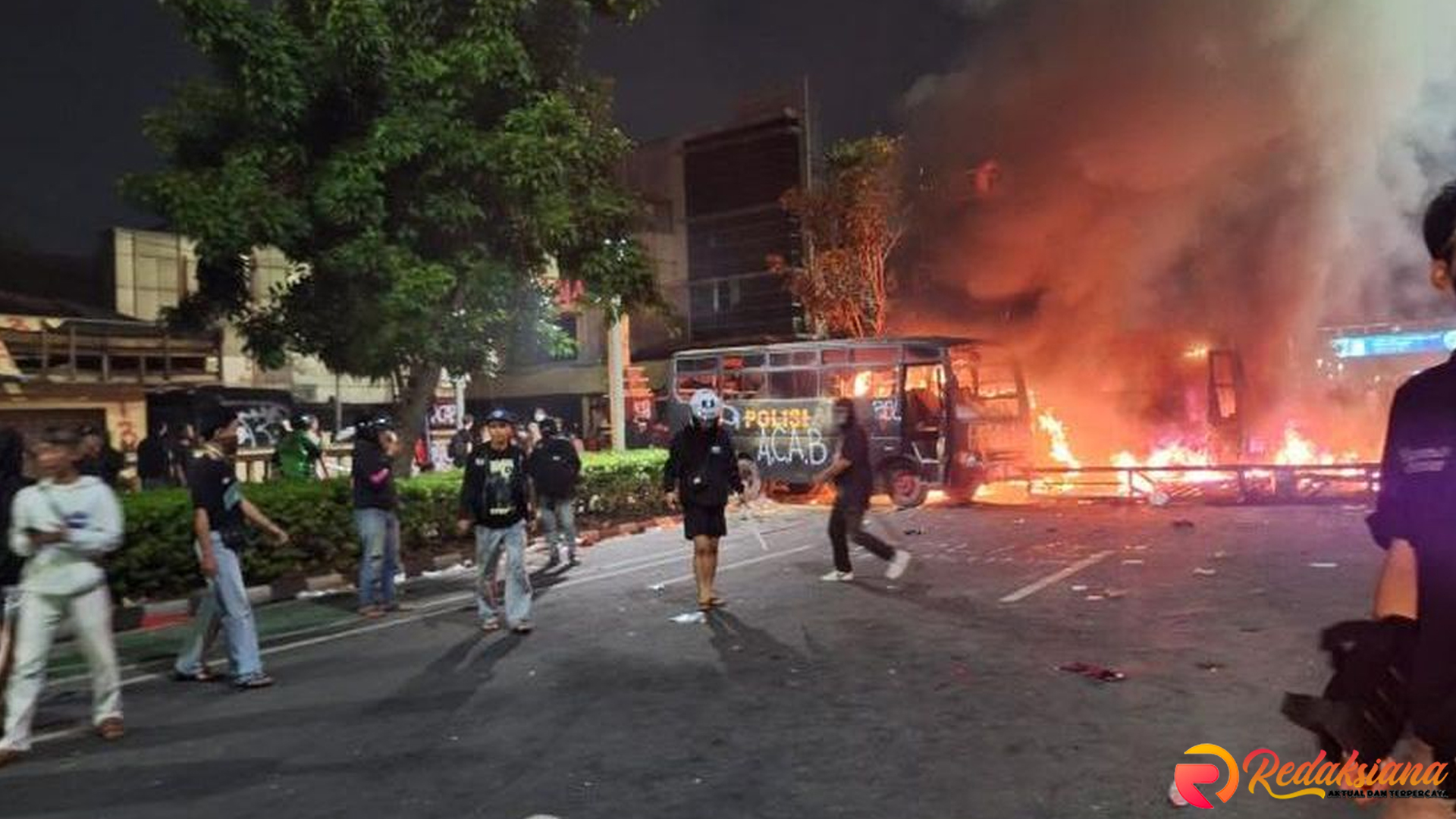 Tragedi Jakarta Pusat: 2 Bus Terbakar, Markas Gegana Dijarah