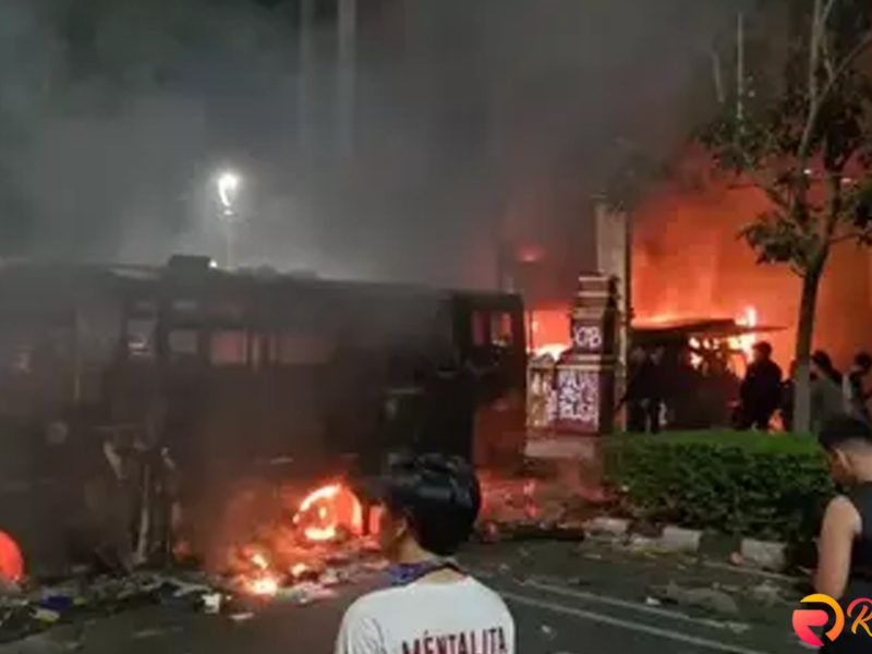 Tragedi Jakarta Pusat: 2 Bus Terbakar, Markas Gegana Dijarah