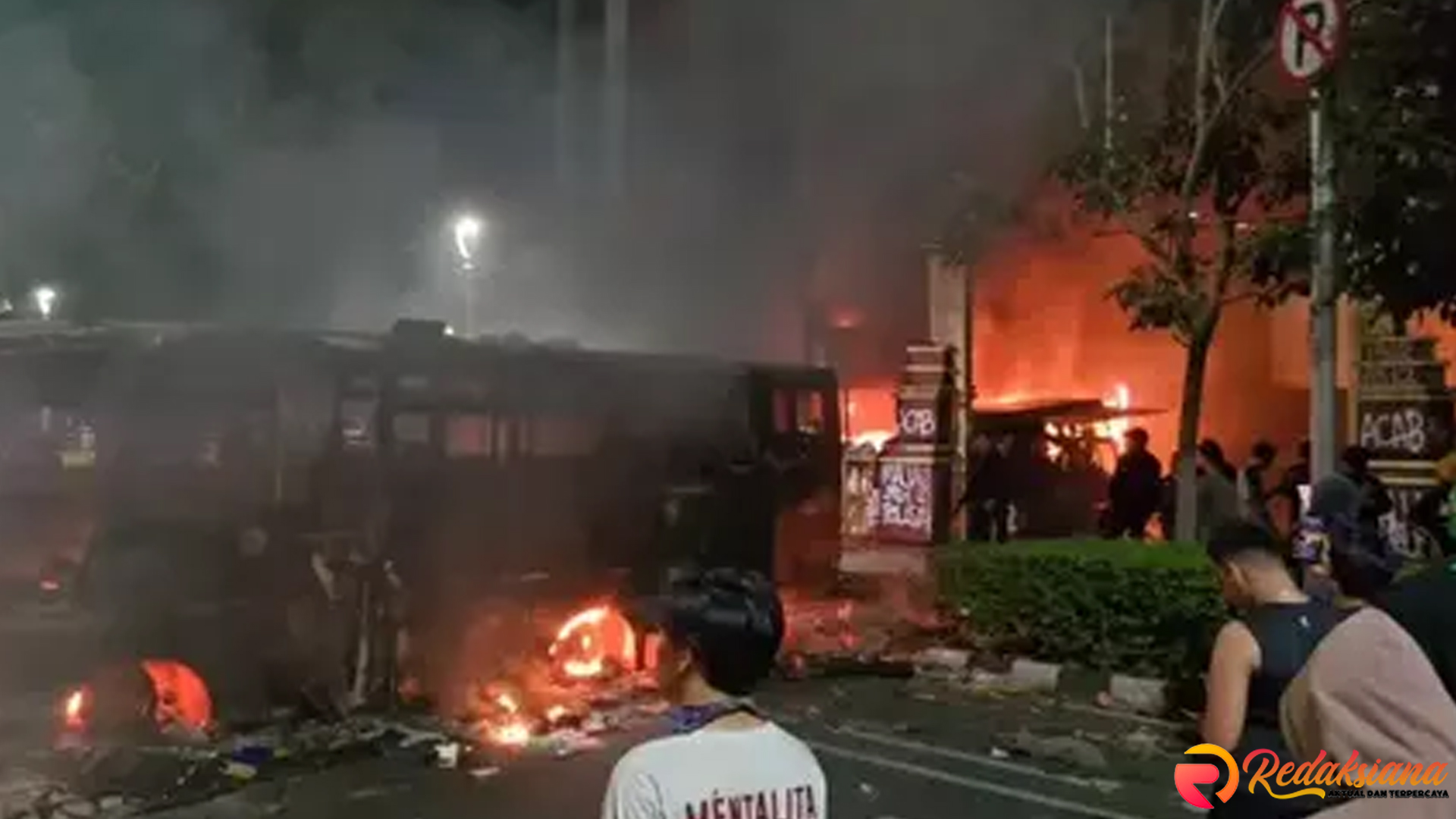 Tragedi Jakarta Pusat: 2 Bus Terbakar, Markas Gegana Dijarah