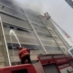Serpong Utara: Pabrik Konstruksi Terbakar, 5 Karyawan Ketakutan