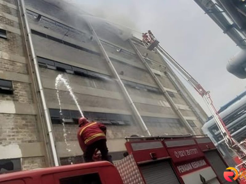 Serpong Utara: Pabrik Konstruksi Terbakar, 5 Karyawan Ketakutan