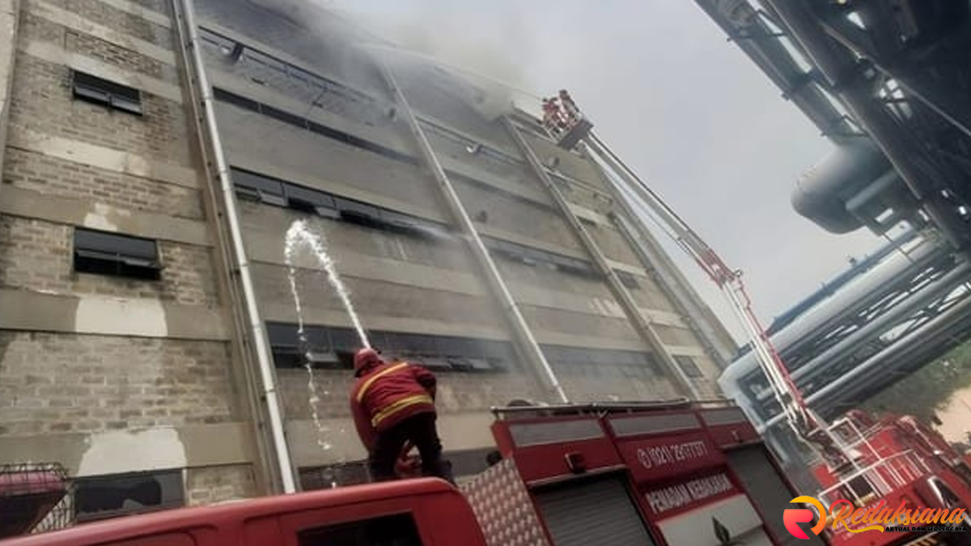 Serpong Utara: Pabrik Konstruksi Terbakar, 5 Karyawan Ketakutan