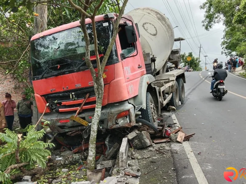 Tragedi di Gunungkidul: Truk Molen Tabrak Motor, 3 Tewas