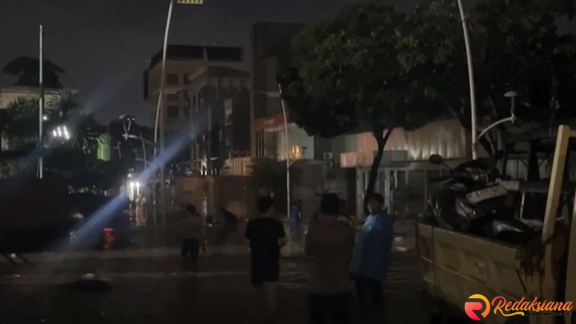 Macet Parah di Kemang Raya Akibat Banjir Setinggi 1 Meter