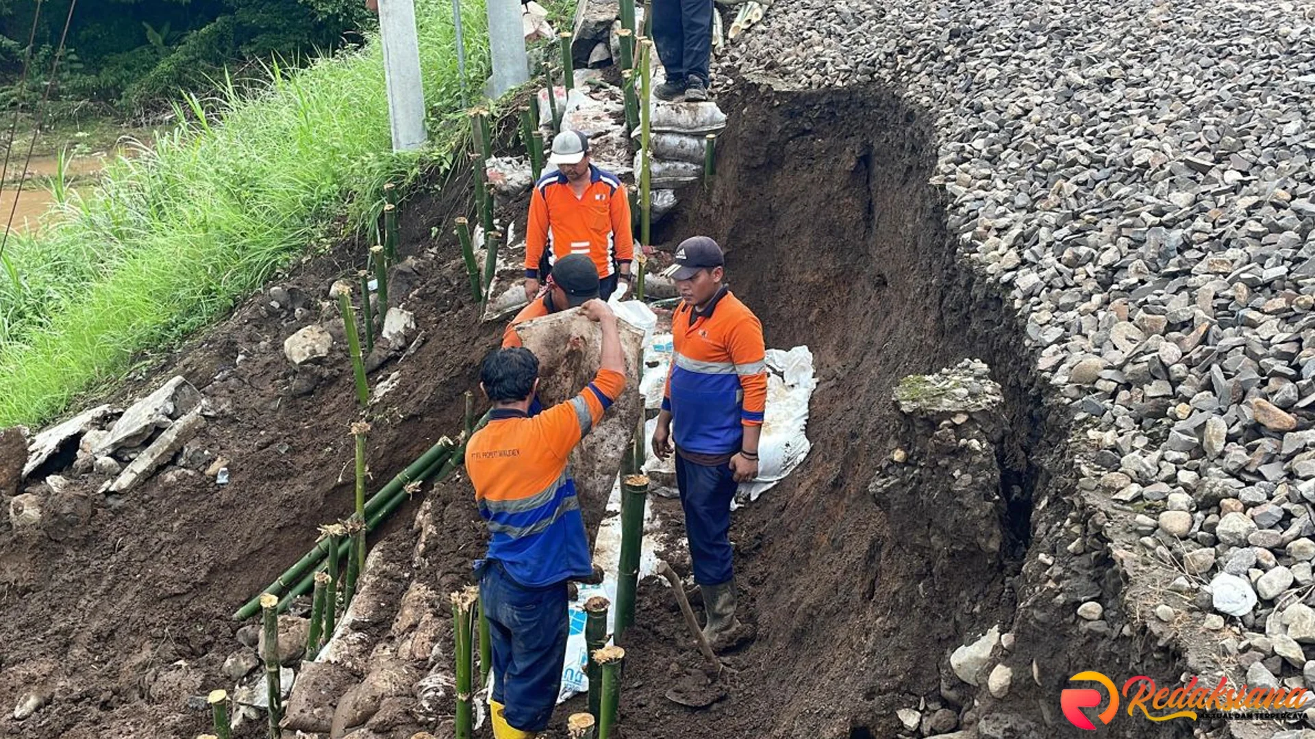 Longsor Rel KA Sumut: 5 Material Penopang Lawan Banjir Sumbar